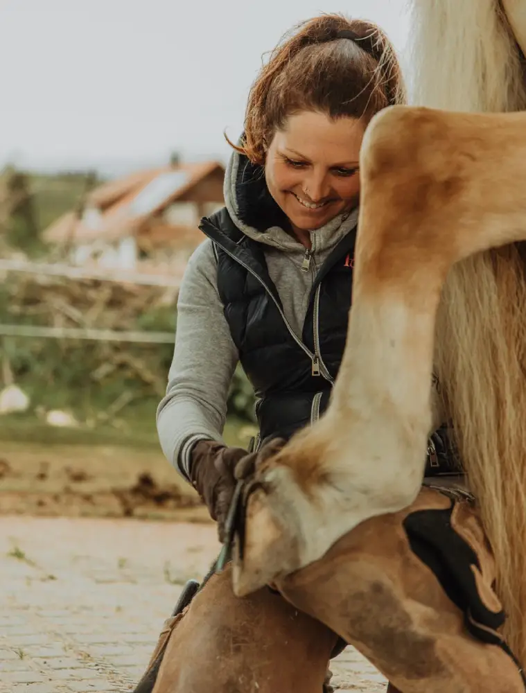 Barhufbearbeitung mit Jasmin Öztin