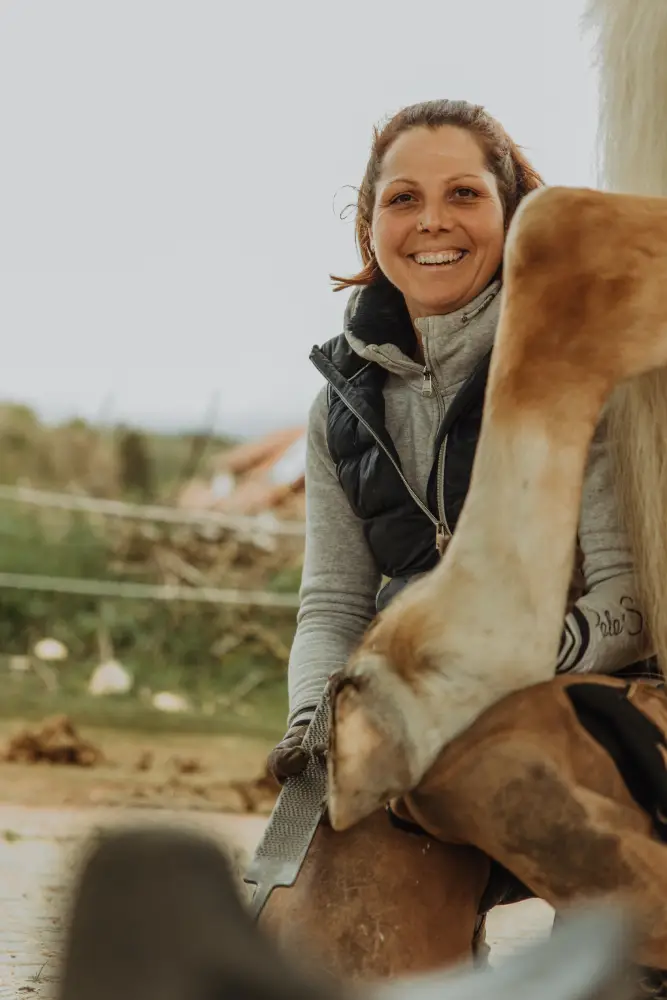 Ganzheitliche Hufbearbeitung mit Yasemin Öztin